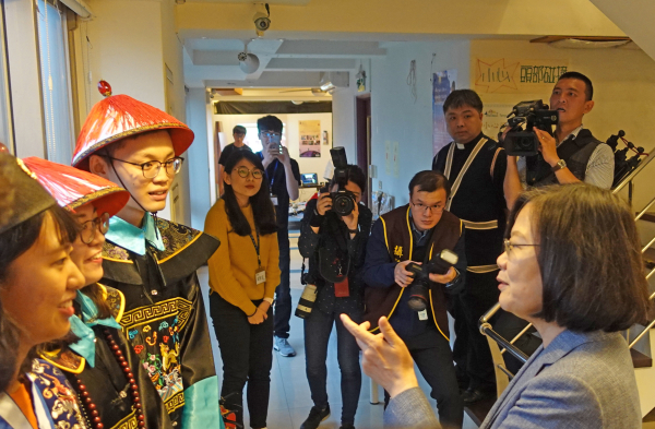 1080501-蔡英文總統親臨本院淡水老街再生計畫成果發表暨資傳系第18屆畢業展